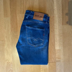 Replay Anbass - Ett par feta Replay jeans i modell Anbass. Storlek 29/32. Skick 10/10. Nypris 1599kr , mitt pris 599kr! Skriv vid minsta fundering!😄Ps//Kan vara intresserad av byten.