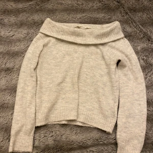 Ljusgrå offshoulder tröja - Säljer en superfin ljusgrå offshoulder tröja som är perfekt för både höst och vinter. Den är stickad och har långa ärmar med ribbade muddar. Tröjan är i mycket bra skick och passar perfekt för en mysig dag hemma eller en fika med vänner. 🧣✨• Frakt står för köparen•