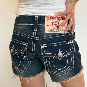 True religion shorts - As snygga och coola till en baby T 💕 30 i midja så jag skulle säga de passar en 38!