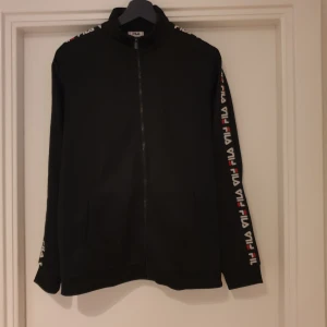 Fila träningsjacka - Lite nött på märkena. 