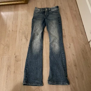 Blå jeans med bootcut - Säljer ett par blå lågmidjade bootcut jeans,jag har använt dom kanske 3 gånger. Dom är som nya