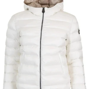 Colmar jacka vit - Säljer en snygg vit colmar jacka i bra-hyfsat skick. Jackan är fin och trendig men har en fläck på baksidan och på framsidan är en pytteliten blå fläck från en penna och en dragkedjan på en av fickorna har en liten defekt men skulle tro att det går att fixa🥰. Ny colmar jacka kostar omkring 4000-5000kr, men pågrund av att den har några små defekter så är därav priset lägre💗