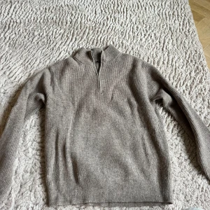 Beige stickad tröja från Uniqlo - Säljer en supermysig beige stickad tröja från Uniqlo i storlek Xs. Den passar även S då den är lite större i storleken. Tröjan är så mjuk och skön och perfekt för en kall vinterdag💗den är endast använd ett fåtal gånger.
