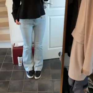 Jätte fina ljusblåa low waist bootcut jeans ifrån Kappahl. (Slutsålda på hemidan) Dom är bara använda 1 gång 💗