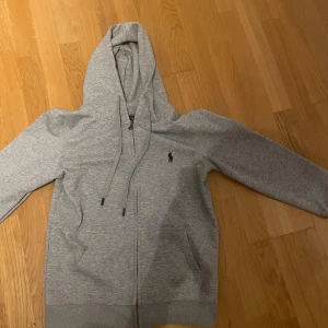 Polo Ralph lauren tröja  - Säljer en fin Ralph lauren tröja som passar M men och också S. Den har inte fått några defakter eller fläcker och har använts ett fåtal gånger. Skriv ifall ni har några frågor och priset är ej hugget i sten vid snabb affär