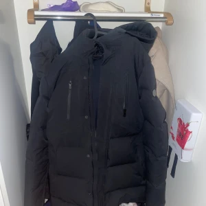 Svart dunjacka (sail racing) - Sparsamt använd.