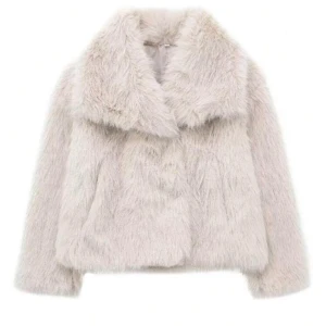 Trendig fuskpälskappa  - SÄLJER EN LIKADAN I VINRÖD  TYVÄRR passar inte denna skönheten mig så behöver sälja 😩  Helt oanvänd, endast testad, Fuskpäls men känns och ser äkta ut, bra fickor och värme, passar S-L, bilder fås priv, Org pris 1500 jag säljer för 800 (diskuteras)💕