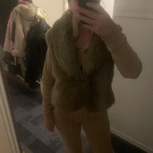 Only  - Säljer denna päls kappa från only. Fejk päls men ser väldigt äkta ut. Den är väldigt mordern och fin. Aldrig använd.