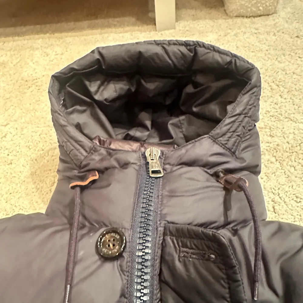 Moncler vinterjacka med innervest. Storlek 3/L fint skick. Pris 5699kr. Jackor.