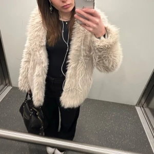 Zara Pälsjacka - Säljer min crémevita pälsjacka från zara, ganska lik årets modell men den är från 2022 Nypris 1100kr Inga skador eller fläckar.🩷