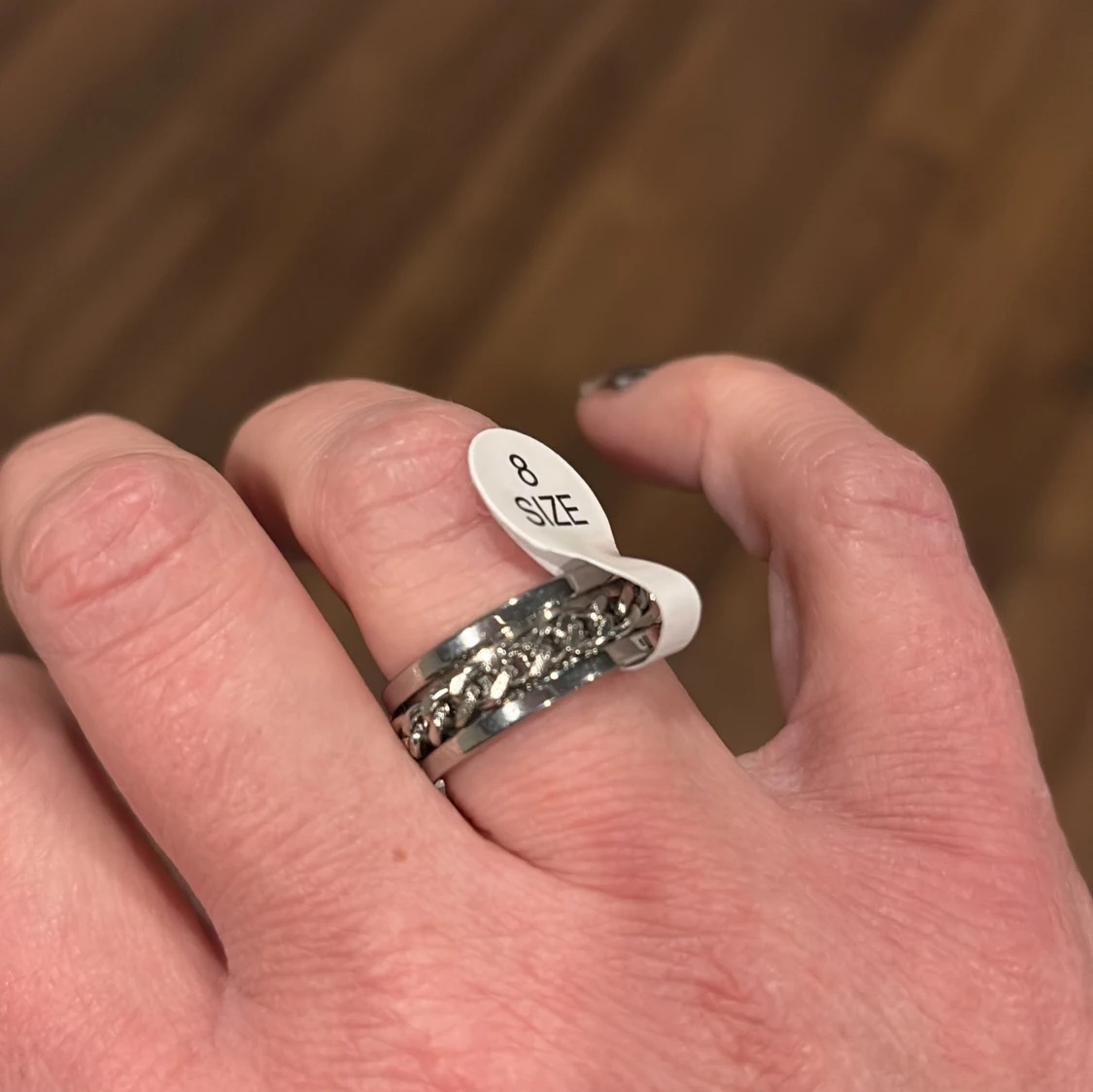 Silverfärgad ring med kedjedetalj - 91