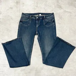 Ett par lågmidjade/utsvängda jeans i storlek 46. De är väldigt snygga och bekväma på! 