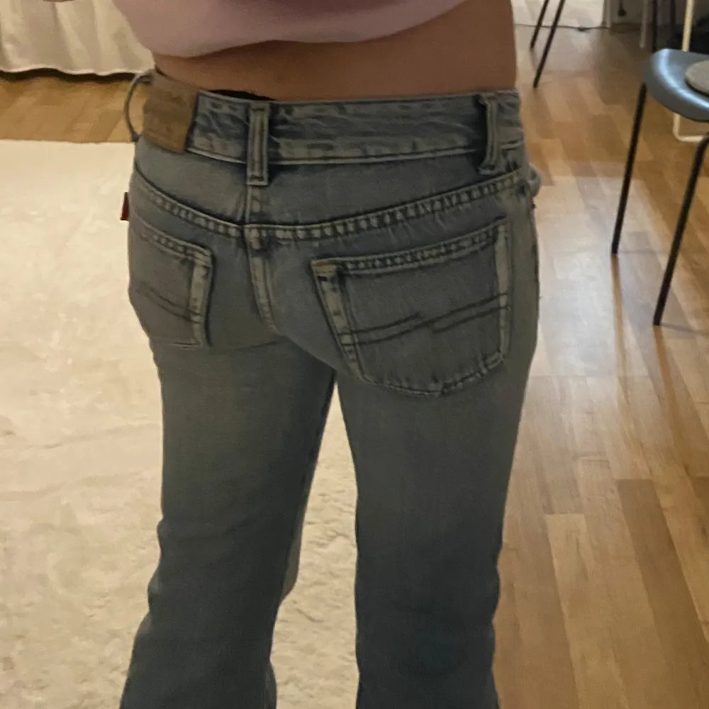 Skitsnygga low waist jeans i mycket bra skick!! Säljer pga att de tyvärr är försmå för mig💗 Storlek W26 men jag skulle säga att de är i storlek 32!. Jeans & Byxor.