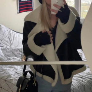 Trendig fodrad teddyjacka  - Då jag är i behov av pengar behöver jag tyvärr sälja min både varma och snygga jacka inför vintern, våren och hösten 😩 endast anvånd fåtal gånger, ingen doft eller skada alls. s M,sitter normalt på en M men sitter lite oversized på S som jag på bild💕