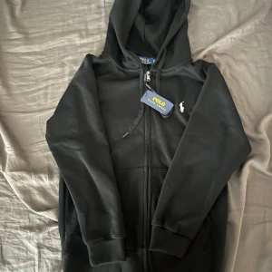 Ralph lauren zip hoodie - Säljer en helt ny Ralph lauren zip hoodie, aldrig använt och inget fel på den säljer den för att den var alldeles för stor på mig, tveka inte att skriva om du har några frågor. Pris är inte hugget i sten