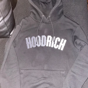 Hoodrich hoodie  - Bra skick, väldigt bra nu till vintern, passar både tjejer och killar, mjukt och skönt material på insidan. Jag säljer den eftersom att den är för stor för mig. Pris går att diskuteras 