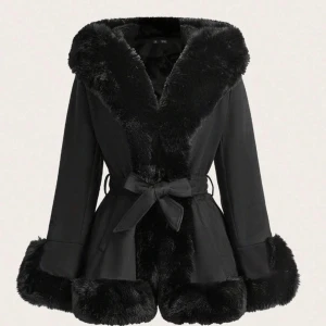 Kappa med päls krage  - Säljer nu min mammas gamla pälskappa, inte använd mer än att gå snabba promenader med hunden på kvällen. Inga defekter eller dofter. Storlek M men sitter även bra på S. Kostar orginellt 2,500 men säljer för 1,500 kan ev sänkas. 