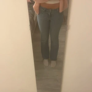 Levis Jeans - Ett par low pitch boot Levis jeans. Skitsnygga bootcut jeans med låg midja som är i mycket bra skick. Säljer då dem tyvärr är försmå för mig. W25