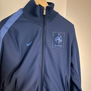  Vintage sport jacka - Säljer en fransk blå träningsjacka från nike. Den kommer från träningsjackorna 2016 så de är svåra att få tag i. Väldigt skön jacka och kan användas till sport eller som ett nice plagg. Använts ett par gånger men är i mycket bra skick.  Pris kan diskuteras. 🏃‍♂️💙