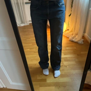 Jeans  - Sååå snygga mörkblå jeans, litet hål på sidan (se bild)