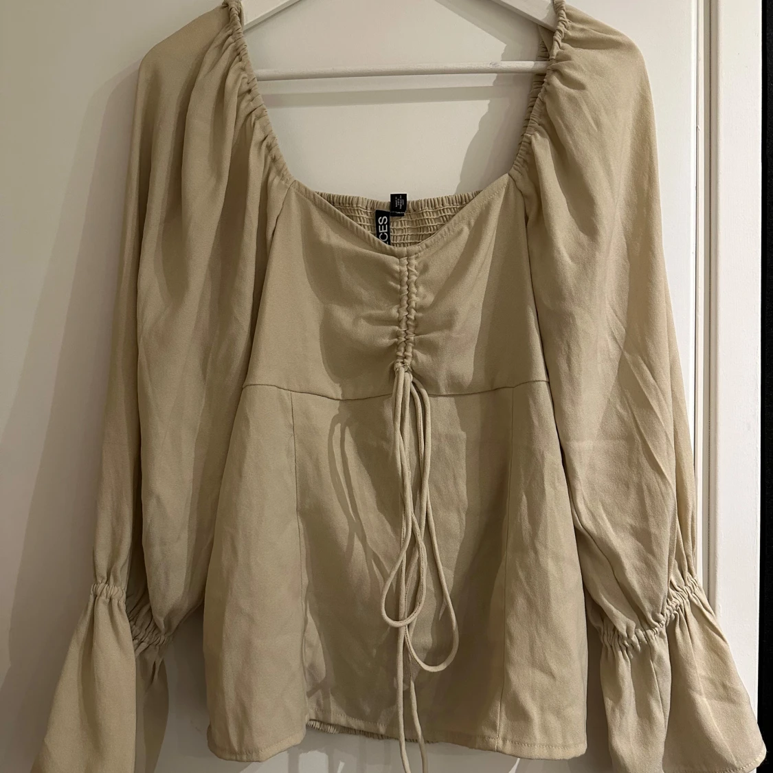 Beige långärmad topp från Pieces