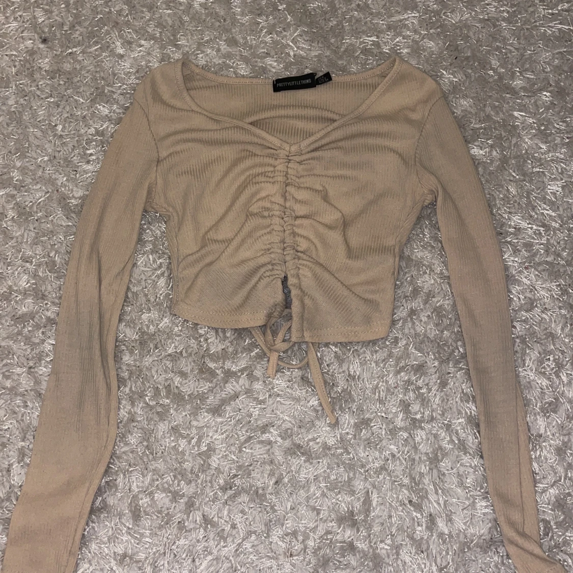 ribbad topp från PrettyLittleThing