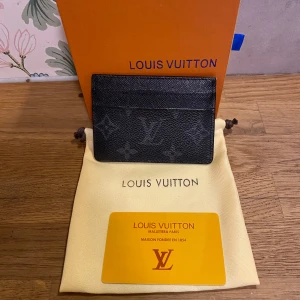 Korthållare - korthållare/plånbok i väldigt bra skick, låda,kort,låda ingår ej. skriv vid minsta fråga eller fundering👍🔥