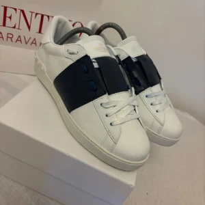 Mörkblå valentino open  - Storlek 40 Bra skick Använda fåtal gånger 