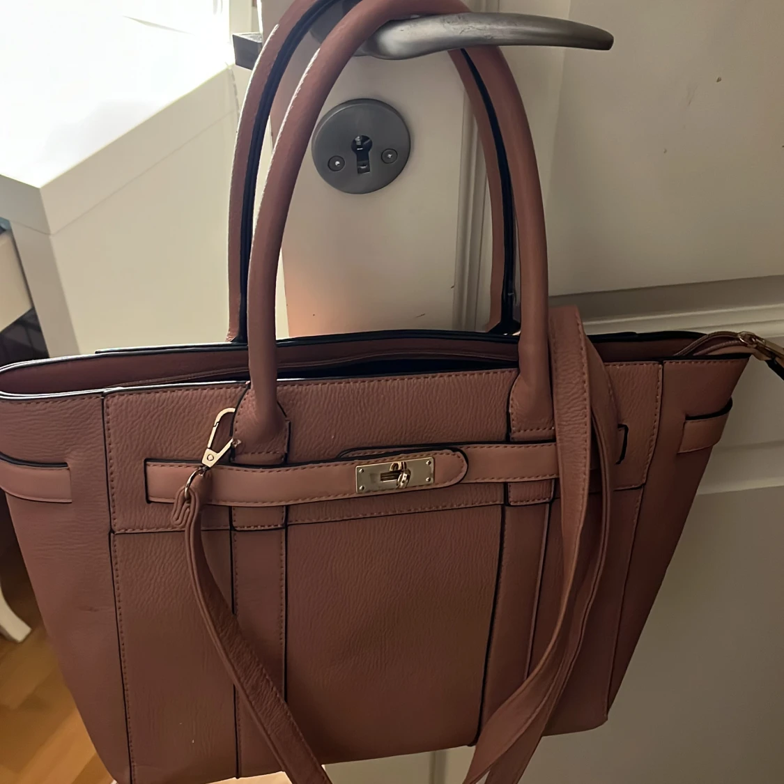 Rosa/brun  axelväska med dragkedja - 92