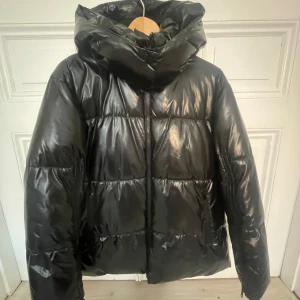 Svart pufferjacka Zara - Säljer min fina vinterjacka från Zara, perfekt till vintern! Jackan är köpt secondhand men har aldrig blivit använd, varken av mig eller tidigare ägare❤️pris kan diskuteras