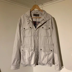 Fieldjacka  - Säljer denna sjukt snygga fieldjackan från easy wear just nu🙌🍁 Färgen på jackan är sjukt snygg och även insidan är av högsta kvalitet⭐️ Storleken är S men passar M🙌 Jackan är i perfekt skick och inga defekter förekommer✅🤝 Hör av er vid frågor🤝