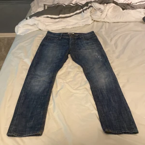 Jack&Jones jeans - Säljer mina riktgit feta Jack&Jones jeans model slim fit Glenn i strl 31/30, tveka inte att fråga vid minsta lilla fundering💯🤝🏽