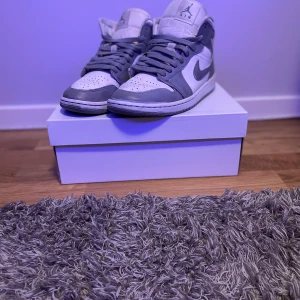 Jordan 1 Mid Stealth - Säljer mina Jordan 1 mid Stealth för att dom är alldeles för små. De knappt använda, de är i nyskick som ni ser på bilderna. Hör av er om ni har någon fråga💯💯  