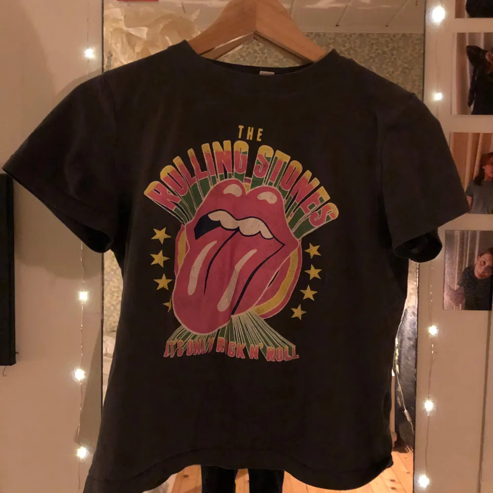 Cool mörkgrå t-shirt med Rolling Stones ikoniska logga. T-shirts.