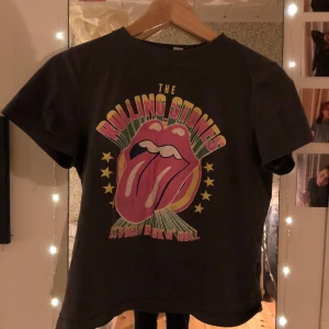 Rolling Stones t-shirt - Cool mörkgrå t-shirt med Rolling Stones ikoniska logga
