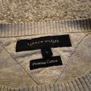 En crewneck tröja från Hilfiger som är i Storlek S och sitter skönt på kroppen. Hör gärna av dig vid intresse!