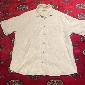 Linne Skjorta - Riktigt fin linne skjorta i Storlek L från Just Junkies. Använd få gånger, inga slitningar, go passform. 