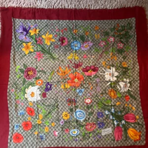 Gucciscarf i silke  - Vacker scarf i silke, använd endast fåtal gånger. Minimal rispa, se bild. Med orginalförpackning. Storlek 130x130 cm