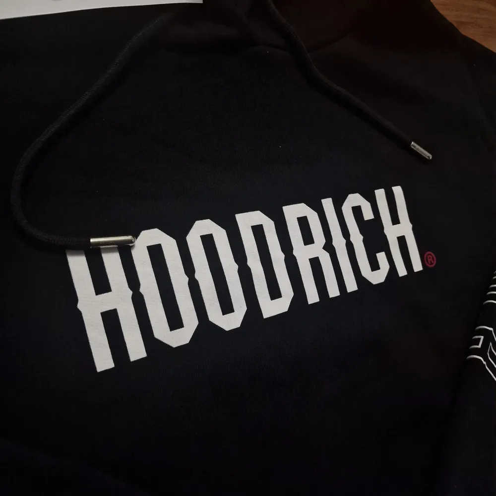 Säljer en helt ny Hoodrich hoodie i storlek XS, fortfarande med originalprislappen på. Hoodien köptes för 60 euro (ungefär 700 kr), men jag är villig att sälja den för endast 599 kr. Hoodien är unisex och perfekt för dig som vill ha en modern och snygg hoodie till ett rabatterat pris.  Beskrivning:  Färg: Svart  Storlek: XS  Skick: Oanvänd, med prislappen kvar  Design: Hoodrich-logga framtill och detaljerad tryckdesign på ryggen samt text på ärmen för en unik look. Hör av er vid funderingar! . Tröjor & Koftor.