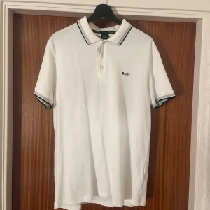 Hugo boss pike - En väldigt fin Hugo boss piké som jag aldrig använt för att den inte passar mig. Det är dock storlek XL men det sitter som en L.