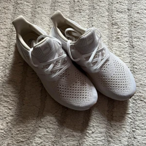 Ultraboost - Helt nya vita ultraboost, helt ny undan prislap andvänd 2 gånger. Väldigt sköna,  jag säljes de pvg av att de tyvär lite för små för mig 