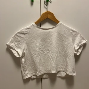 Vit loose magtröja - Vit luftig magtröja. Strl S sitter som S. Den är inte oversize förutom runt magen då där den är väldigt lös och luftig! 