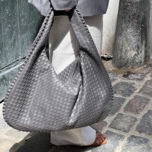 Grå flätad axelväska - Snygg och rymlig grå axelväska i flätat mönster. Perfekt skolväska💗⭐️