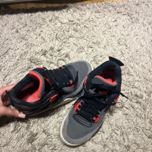 Air Jordan 4 retro (GS) - fina o populära Jordan 4’s i storlek 37,5, köpt de från SOLD OUT  (Pris kan diskuteras)