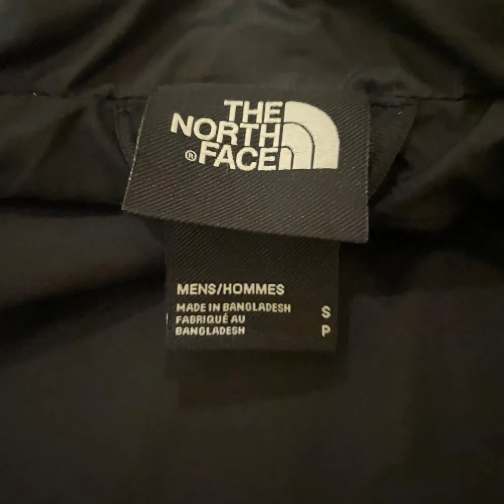 Säljer en svart pufferjacka från The North Face i mycket bra skick. Jackan har inga defekter. Den har en dragkedja framtill och är gjord av syntetmaterial för extra värme. Perfekt för vintern!. Jackor.