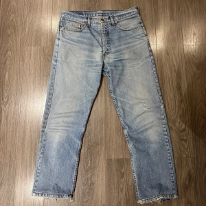 Vintage Levi’s orange tab - Vintage Levi’s orange tabs 615 02. Ett litet hål vid ena knäet och slitet vid hälarna annars bra skick. Priset går att diskutera. Skriv för frågor eller mått.