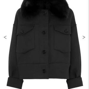 Suverän kort höstjacka - Säljer en snygg svart jacka från Meotine i storlek  xs/s. Den har en fluffig pälsdetalj vid kragen och två stora fickor framtill. Jag har aldrig använt den jag köpte den och kände inte rirktig att den passa in i min stil. Annars är det en fin jacka som funkar både för hösten och vintern. 