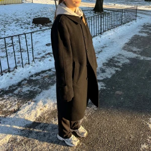 Kappa - Kappa från Uniqlo! Finns ett hål i tyget inuti kappan, annars jättefin och i bra skick. Köpt för 1000kr