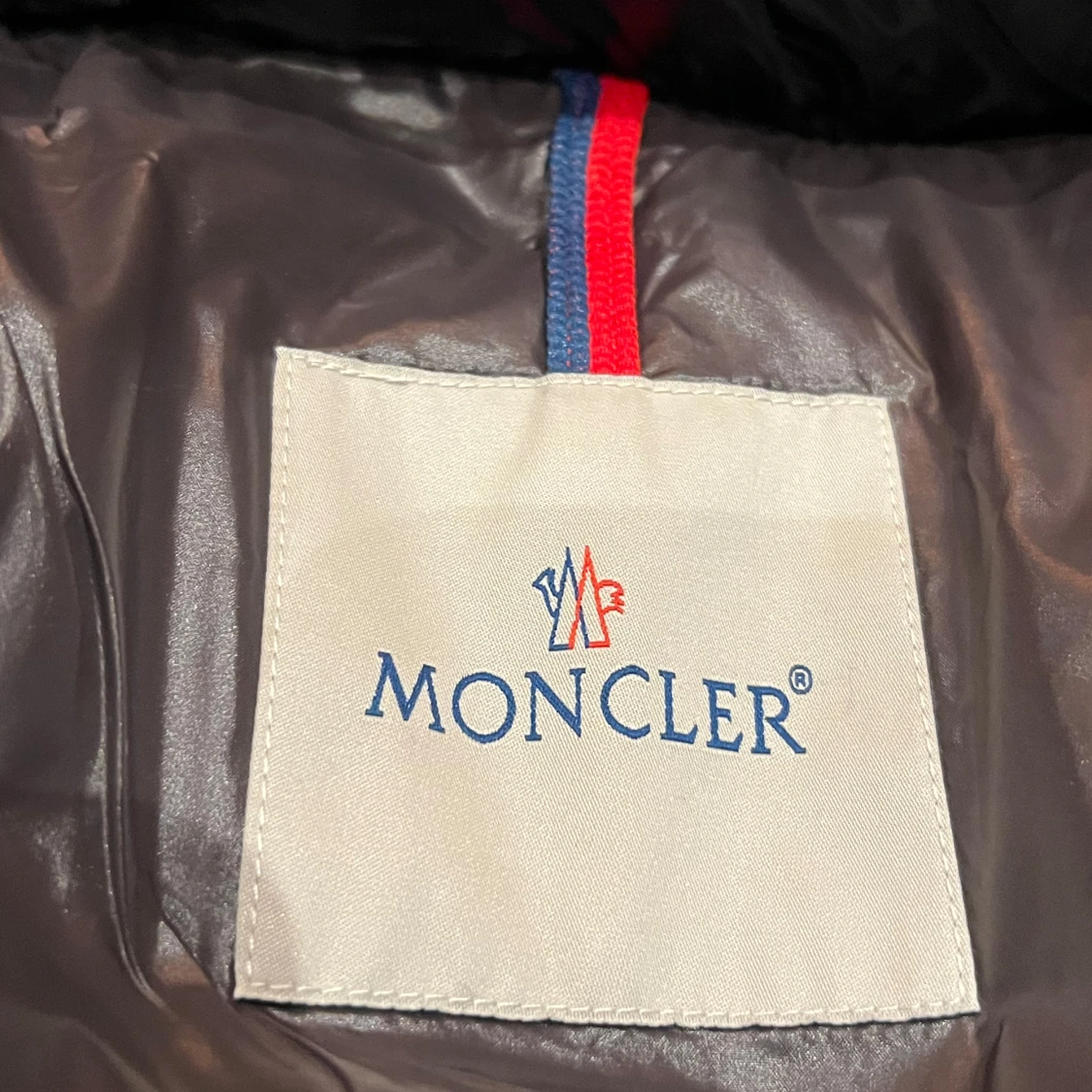 Svart pufferjacka från Moncler. Moncler maya - 93