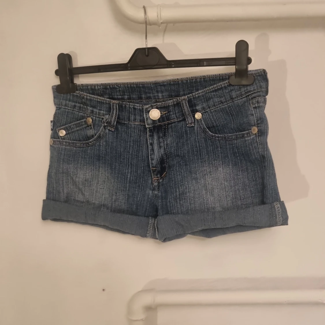 Blå jeansshorts med pärldetaljer - 90